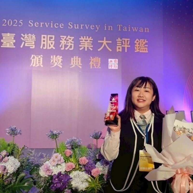 📢 榮耀時刻！鏡匠眼鏡勇奪「2025台灣服務業大評鑑─連鎖眼鏡業銀牌獎」─莊敬門市"范佩琪"勇奪最佳服務尖兵！